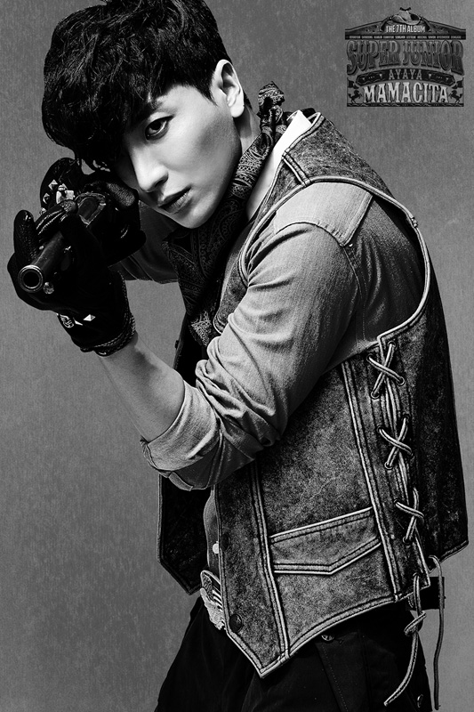 Gambar Foto Photoshoot Leeteuk di Majalah Harper's Bazaar - Foto 2 dari 30