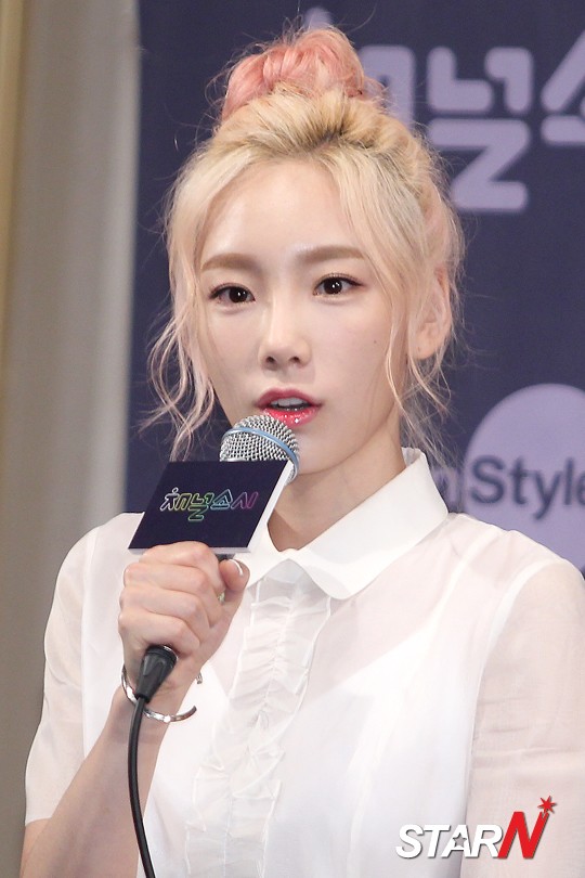 Gambar Foto Tae Yeon Saat Menjawab Pertanyaan Para Wartawan