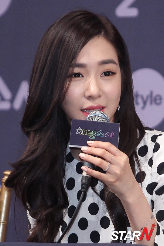 Gambar Foto Tiffany Saat Menjawab Pertanyaan Para Wartawan