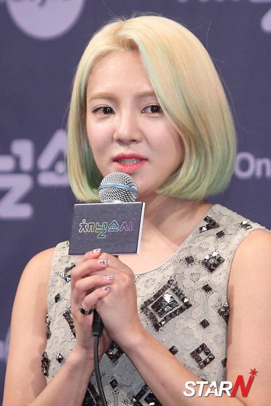 Gambar Foto Hyoyeon Saat Menjawab Pertanyaan Para Wartawan