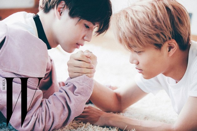Gambar Foto Kai EXO dan Taemin SHINee  Adu Panco di Majalah W Korea Edisi Agustus 2015