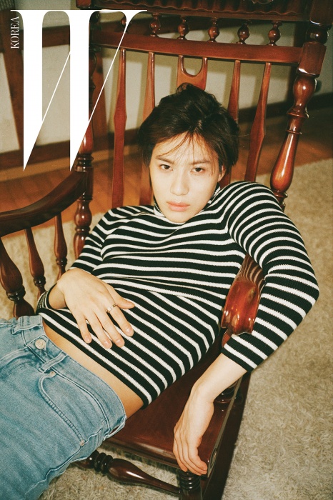 Gambar Foto Taemin SHINee Duduk Malas di Majalah W Korea Edisi Agustus 2015