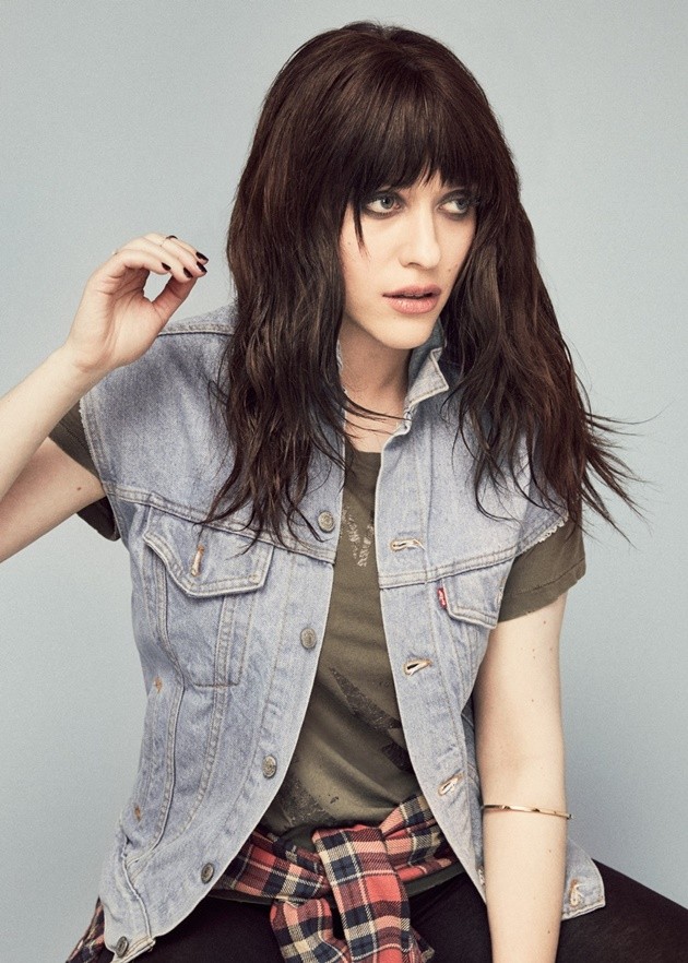 Gambar Foto Kat Dennings di Majalah Online Byrdie Juni 2015