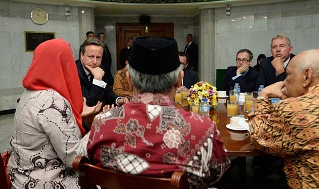 Gambar Foto David Cameron Berbincang dengan Tokoh Agama di Masjid Agung Sunda Kelapa