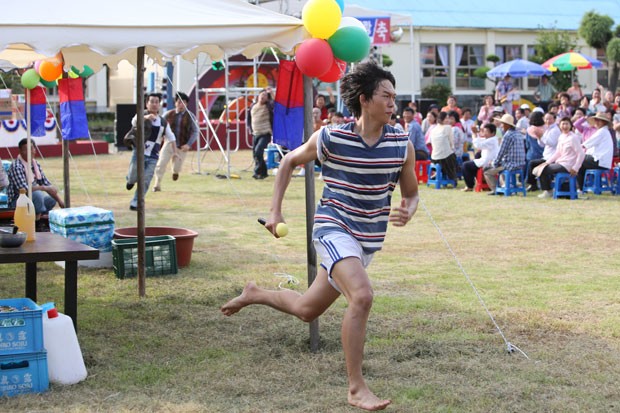 Gambar Foto Yun Joon Suk di Lokasi Syuting Film 'Pure Love'