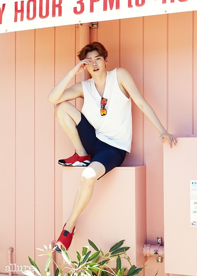 Gambar Foto Lee Jong Suk di Majalah Allure Edisi Juni 2015
