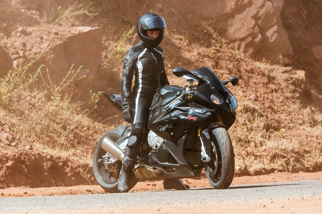 Gambar Foto Ilsa Faust (Diperankan Rebecca Ferguson) Menunggangi BMW S1000R