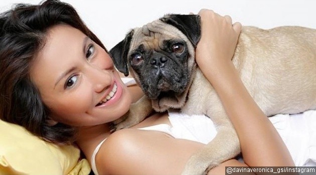 Gambar Foto Davina Veronica Anggap Anjing Seperti Anak