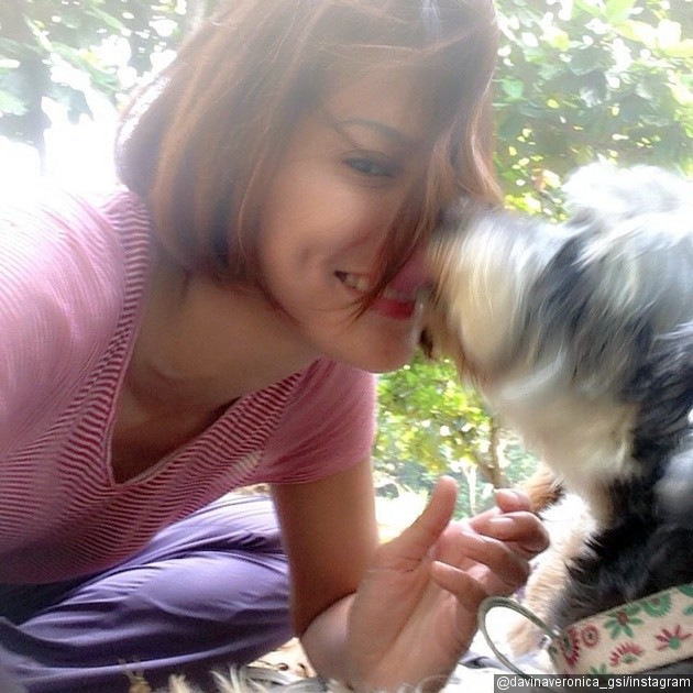 Gambar Foto Davina Veronica Anggap Anjing Seperti Anak