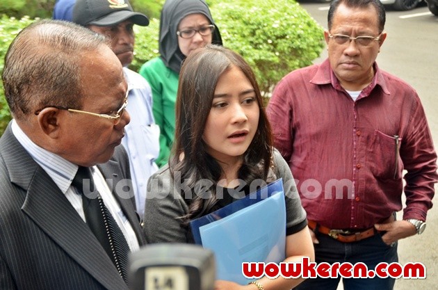 Gambar Foto Prilly Latuconsina Datangi Direktorat Reserse Kriminal Khusus Kepolisian Polda Metro Jaya