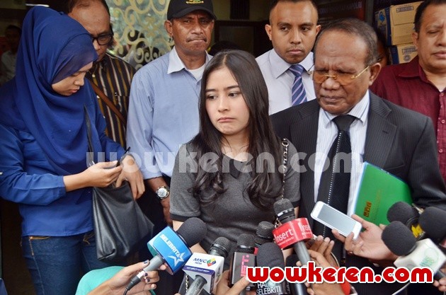 Gambar Foto Prilly Latuconsina Datangi Direktorat Reserse Kriminal Khusus Kepolisian Polda Metro Jaya