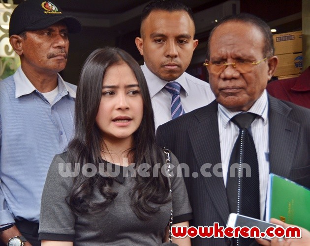 Gambar Foto Prilly Latuconsina Datangi Direktorat Reserse Kriminal Khusus Kepolisian Polda Metro Jaya