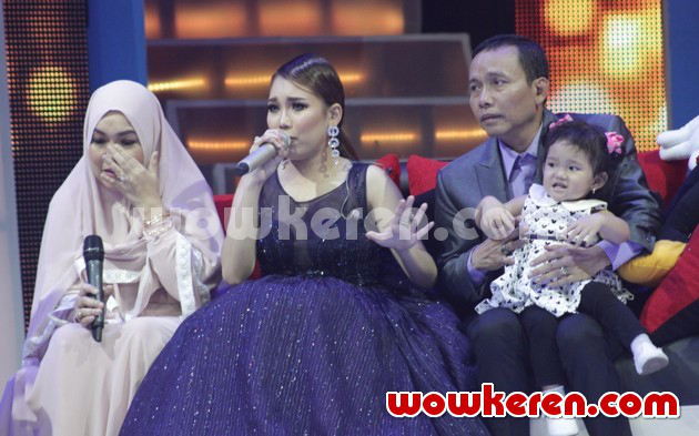 Gambar Foto Ayu Ting Ting Saat Bercerita di Konser 'Best of Ayu Ting Ting'