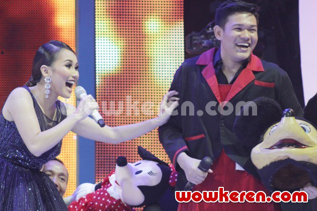 Gambar Foto Ayu Ting Ting Saat Mendapat Kejutan dari Mahesya KDI
