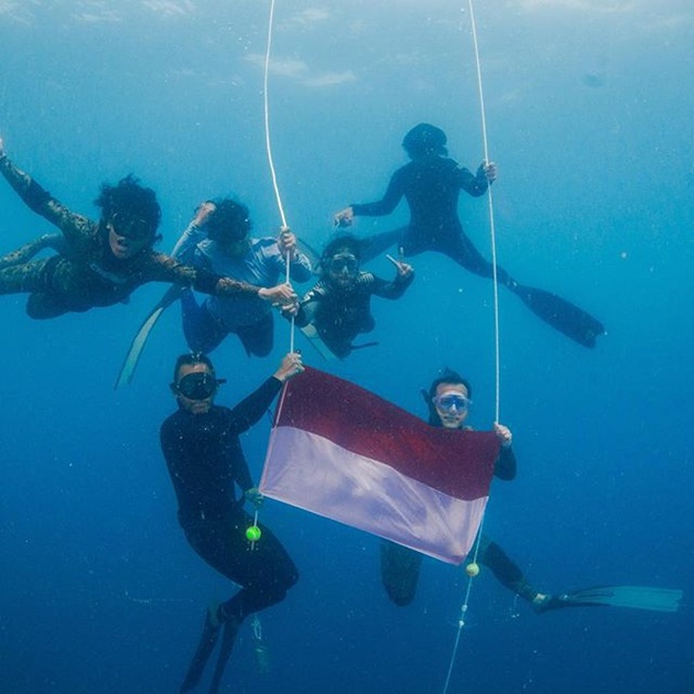 Gambar Foto Perayaan HUT RI Ke-70 di Dasar Laut