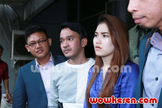 Gambar Foto Ruben Onsu dan Ayu Ting Ting Saat Datangi Polda Metro Jaya