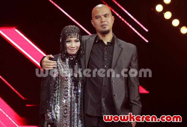 Gambar Foto Ahmad Dhani dan Desy Natalia di Gala Show X-Factor Indonesia