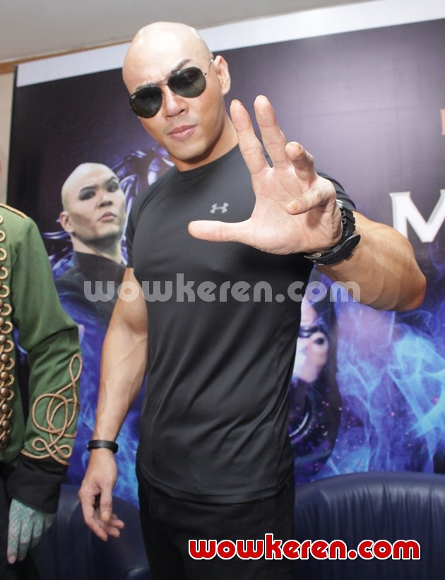 Gambar Foto Deddy Corbuzier di Press Conference Duel Mahadaya