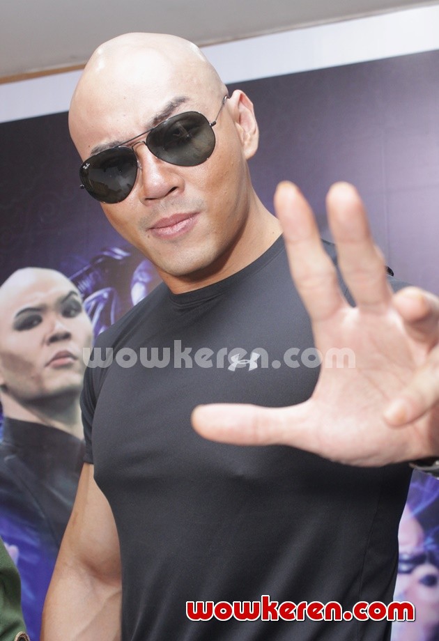 Gambar Foto Deddy Corbuzier di Press Conference Duel Mahadaya