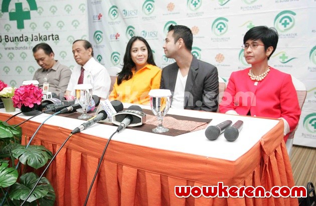Gambar Foto Nagita Slavina dan Raffi Ahmad Memberikan Keterangan Kepada Pers