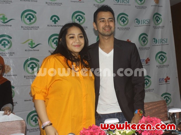 Gambar Foto Nagita Slavina dan Raffi Ahmad Memberikan Keterangan Kepada Pers