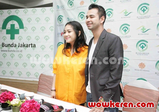 Gambar Foto Nagita Slavina dan Raffi Ahmad Memberikan Keterangan Kepada Pers