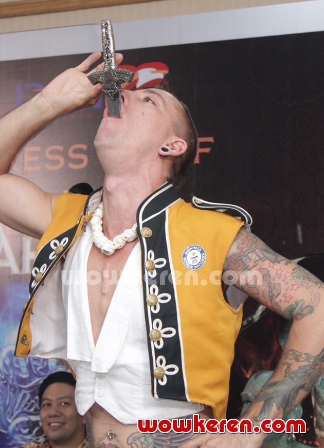Gambar Foto Aksi Space Cowboy di Press Conference Duel Mahadaya