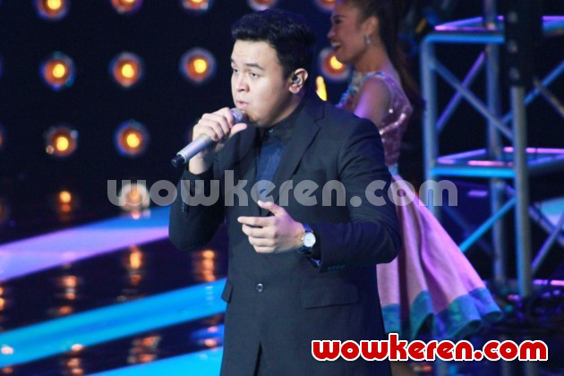 Gambar Foto Tulus Tampil di Acara HUT SCTV ke-25