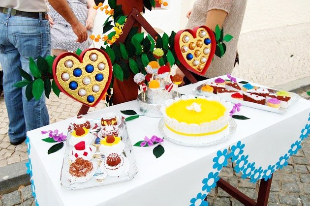 Gambar Foto Kue dan Cokelat dari Kertas Ditampilkan di Festival Bunga Portugal