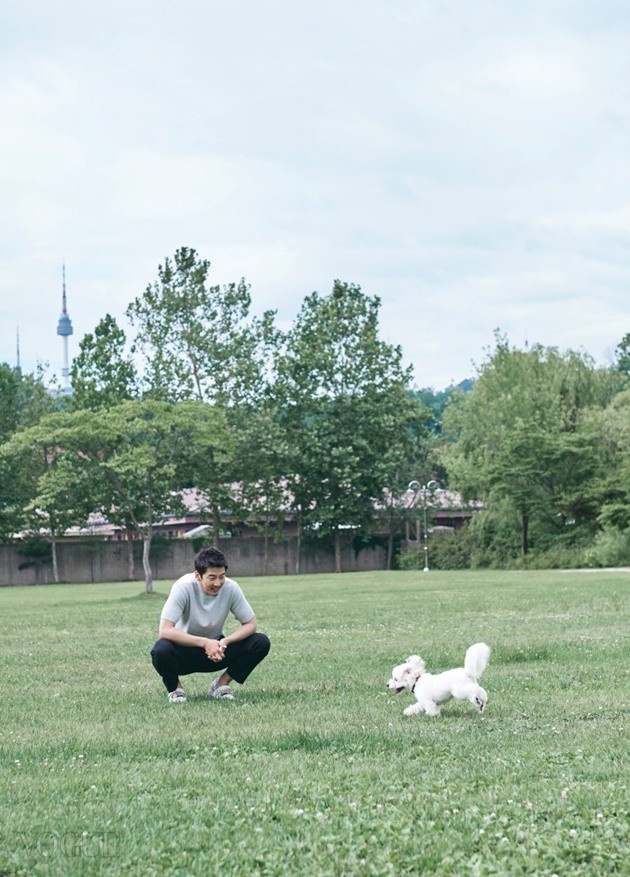 Gambar Foto Yoon Kye Sang g.o.d di Majalah Vogue Edisi Agustus 2015