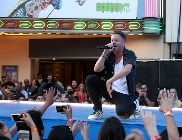 Gambar Foto Macklemore Hibur Penonton di MTV Video Music Awards 2015