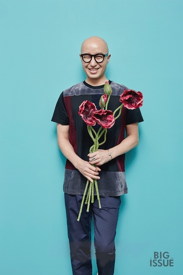 Gambar Foto Hong Seok Cheon di Majalah The Big Issue Edisi Juli 2015