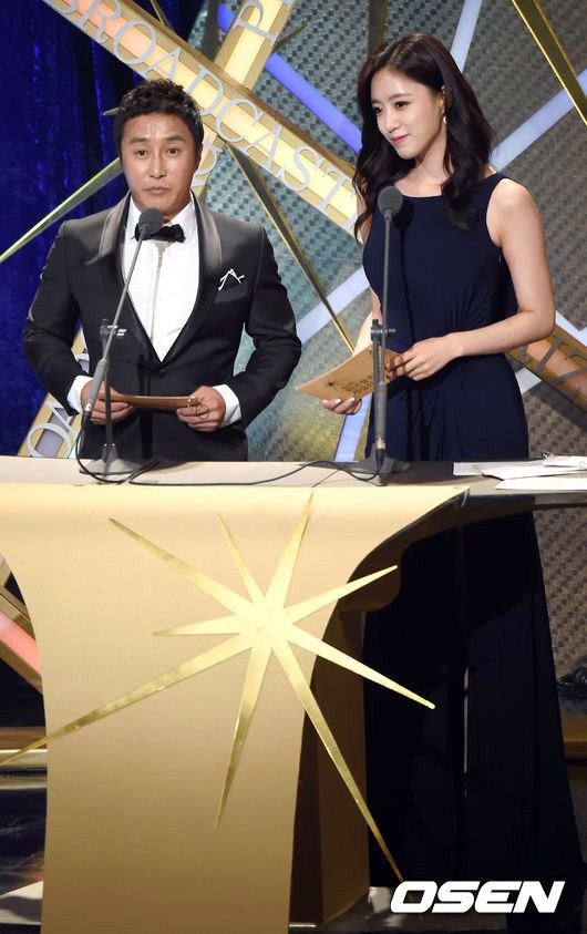 Foto Kim Byung Man dan Eun Jung T-ara di Korean Broadcasting Awards 2015