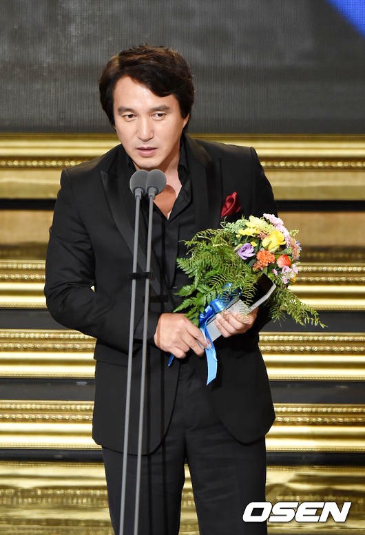 Foto Jo Jae Hyun Raih Piala Best Actor
