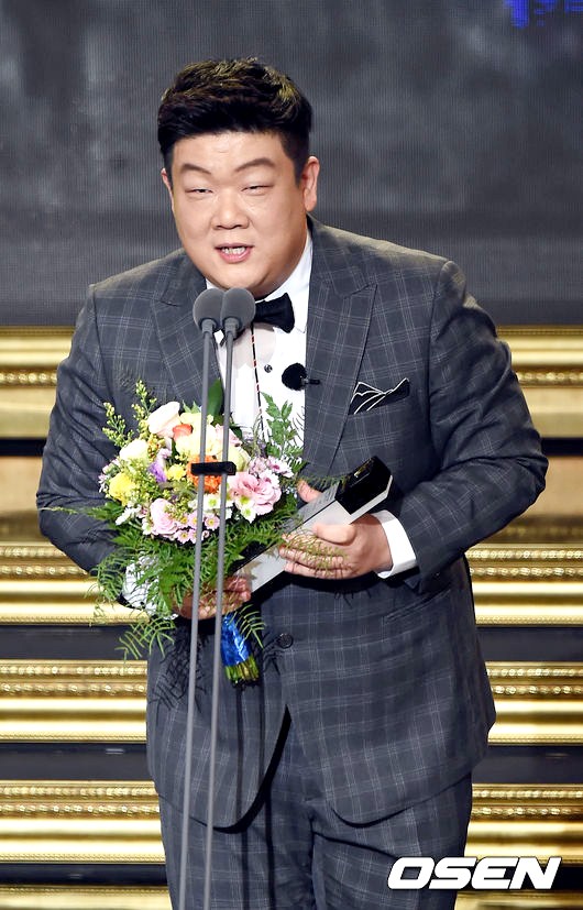 Foto Yoo Min Sang Raih Piala Best Comedian
