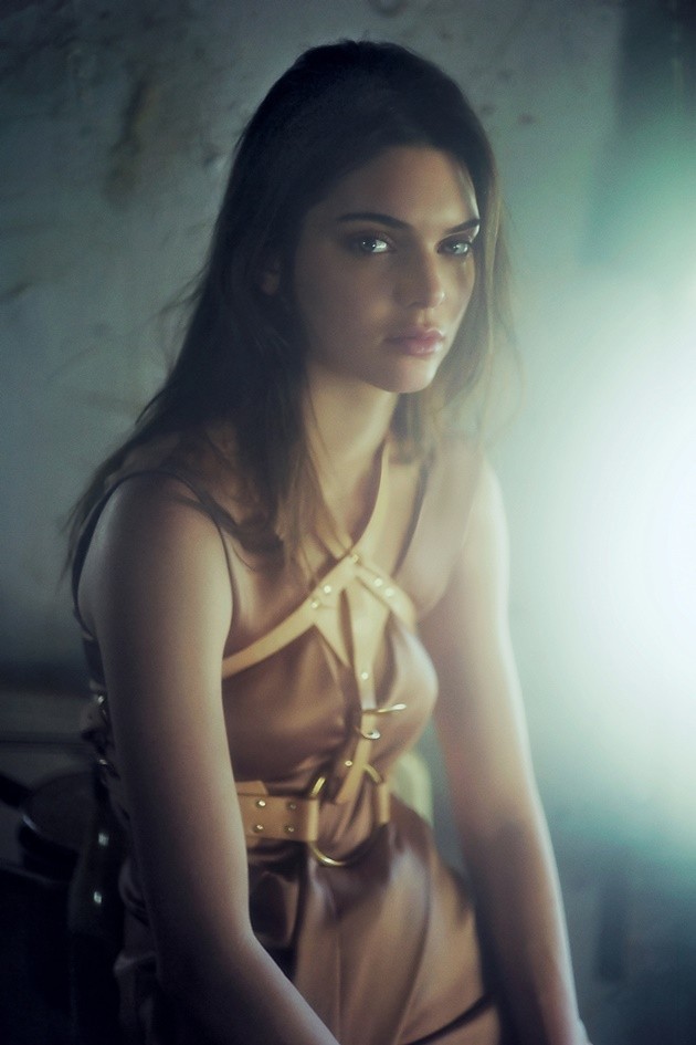 Gambar Foto Kendall Jenner di Majalah Love 2015