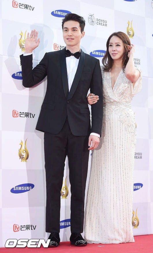 Gambar Foto Lee Dong Wook dan Kim Jung Eun di Red Carpet Seoul International Drama Awards 2015