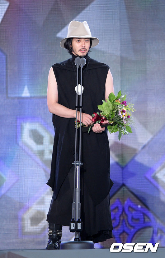 Gambar Foto Odagiri Joe Raih Piala Asia Star Grand Award