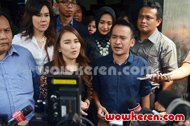 Gambar Foto Ayu Ting Ting dan Ruben Onsu Ditemui di Polda Metro Jaya