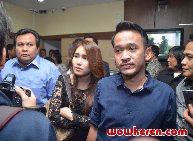Gambar Foto Ayu Ting Ting dan Ruben Onsu Ditemui di Polda Metro Jaya
