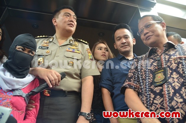 Gambar Foto Ayu Ting Ting dan Ruben Onsu Ditemui di Polda Metro Jaya