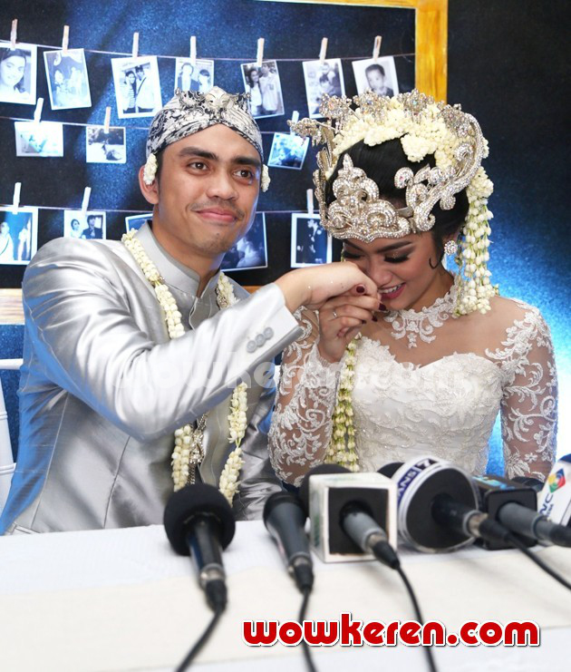 Gambar Foto Ayudia Bing Slamet Saat Cium Tangan Ditto