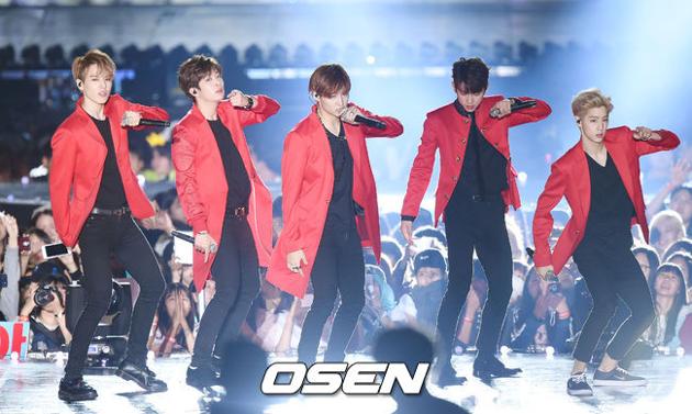 Gambar Foto GOT7 Saat Nyanyikan Lagu 'Stop Stop It'