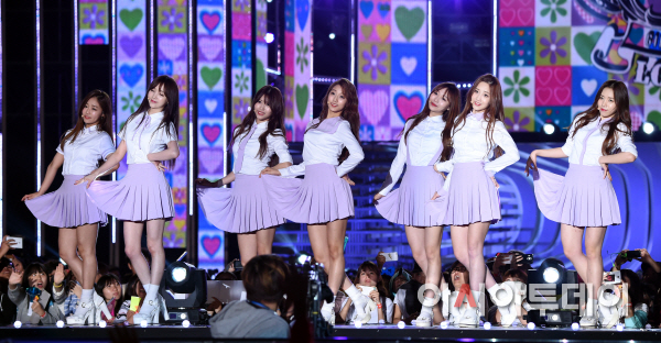 Gambar Foto Lovelyz Saat Tampil di Hallyu Dream Festival 2015