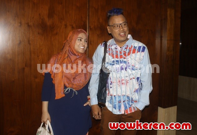 Gambar Foto Uya Kuya dan Astrid di Konferensi Pers Program Baru Spesial September Trans 7