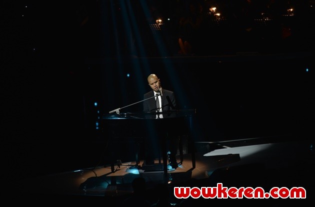 Gambar Foto Ahmad Dhani Tampil di Panggung AMI Awards 2015
