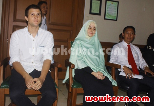 Gambar Foto Stuart Collin dan Risty Tagor Ditemui di Pengadilan Agama Jakarta Selatan