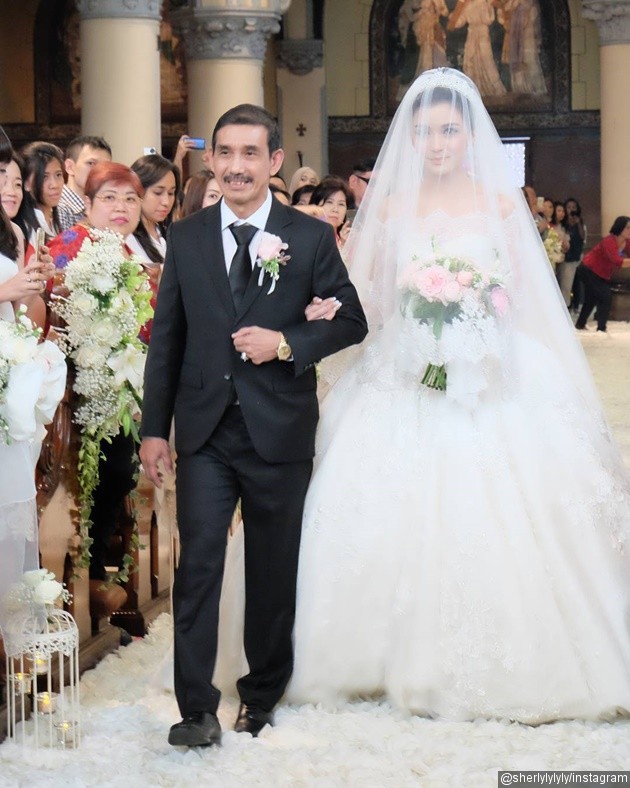 Gambar Foto Chelsea Olivia Didampingi oleh Ayahnya Menuju Altar