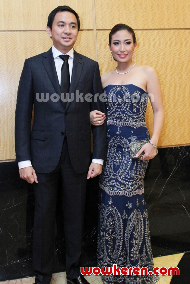Gambar Foto Ayu Dewi dan Regi Datau di Resepsi Pernikahan Glenn Alinskie dan Chelsea Olivia