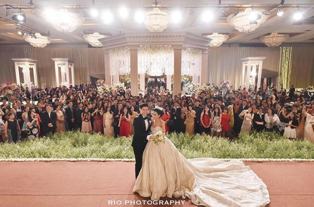 Gambar Foto Glenn Alinskie dan Chelsea Olivia Berfoto Bersama Semua Undangan